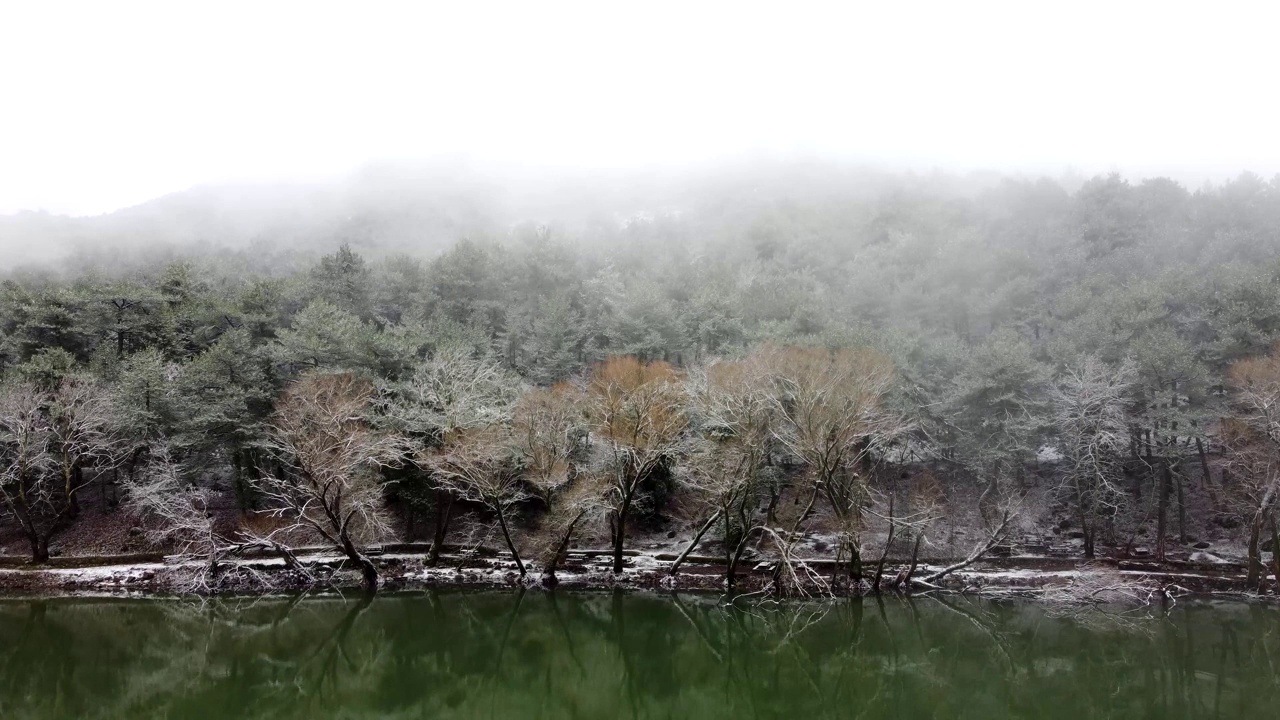 鸟瞰图湖与雪在冬季。火山口湖，伊兹密尔-土耳其视频素材