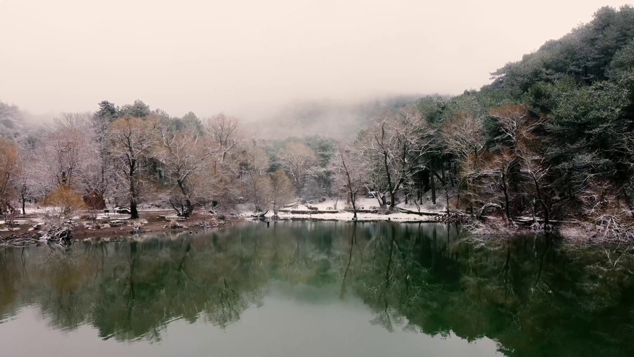 鸟瞰图湖与雪在冬季。火山口湖，伊兹密尔-土耳其视频素材