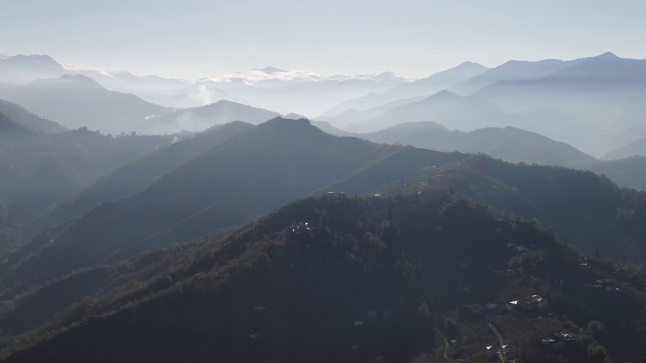 鸟瞰郁郁葱葱的绿色雨林山视频素材