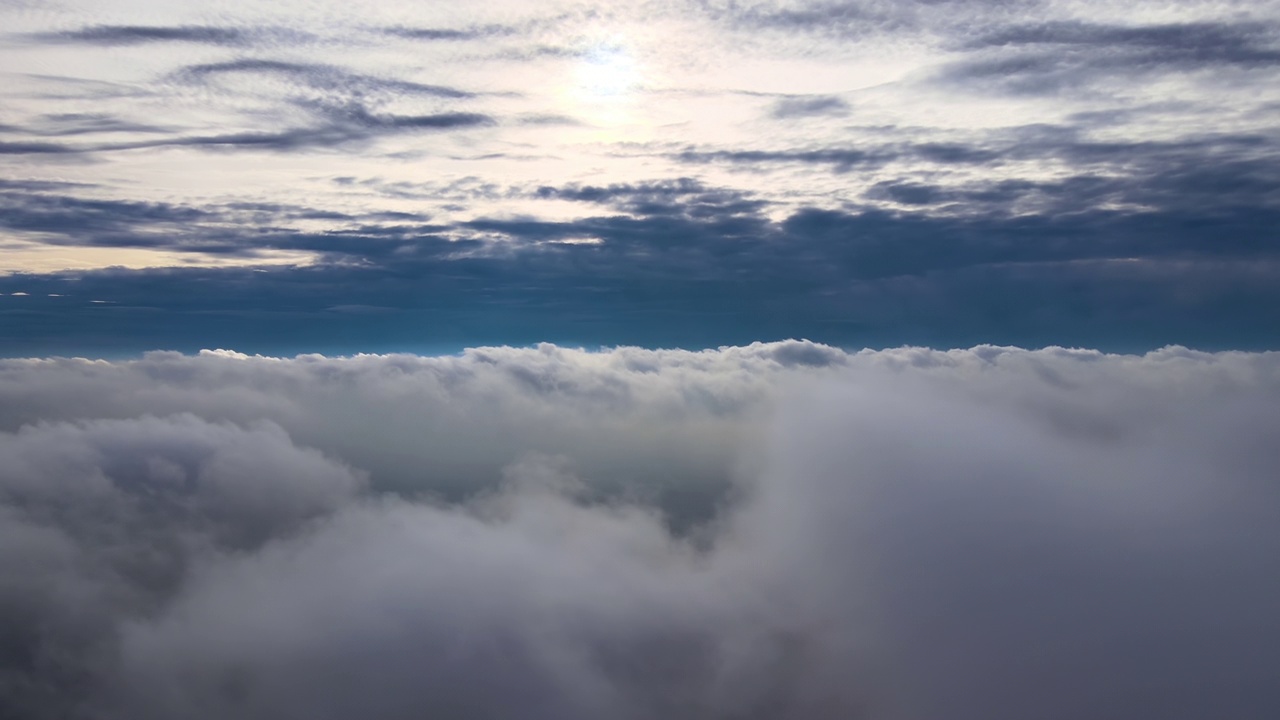 从高空鸟瞰暴雨前形成的浓密蓬松的积云镜头。从飞机窗口看到的天气令人惊叹视频素材