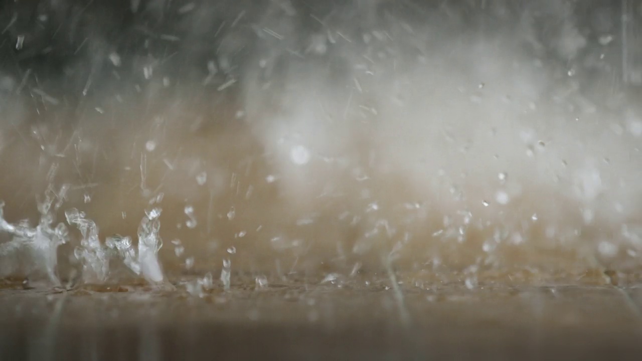 雨水滴在地板上。视频素材