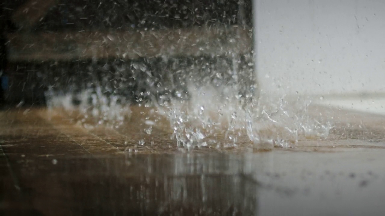 雨水滴在地板上。视频素材