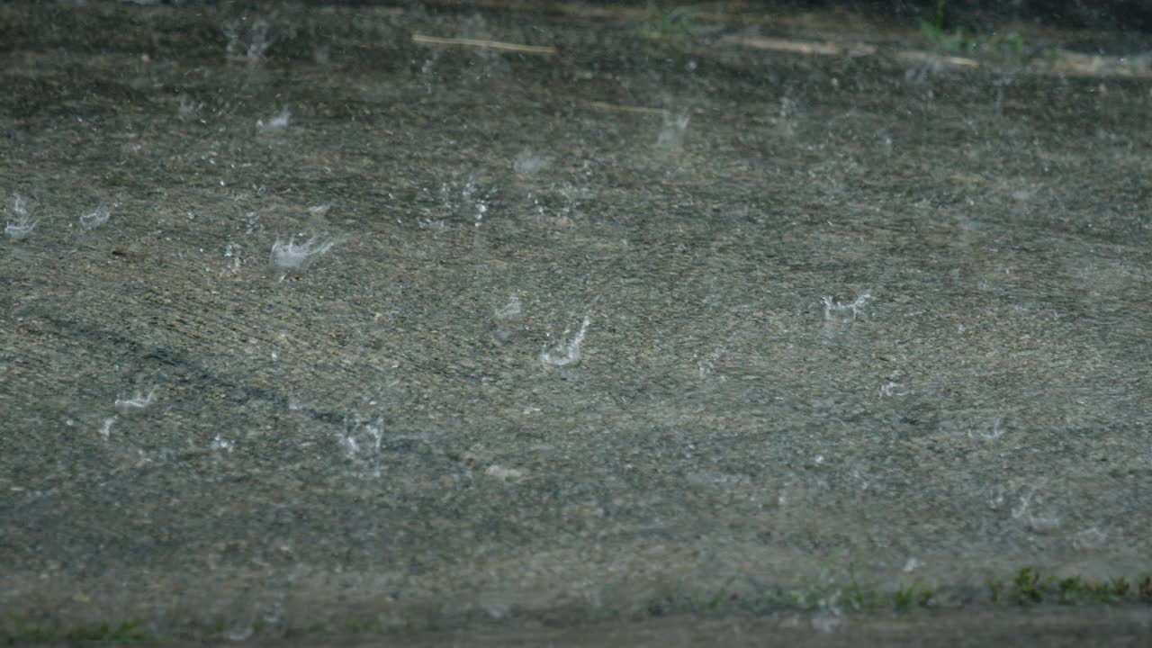 雨水滴在地板上。视频素材