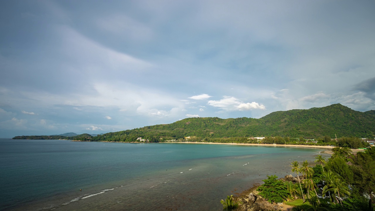 泰国普吉岛海滩的海景，阳光明媚，白云密布视频素材