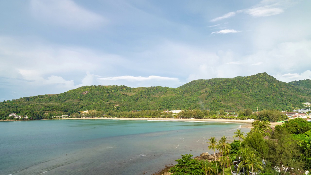 泰国普吉岛海滩的海景，阳光明媚，白云密布视频素材