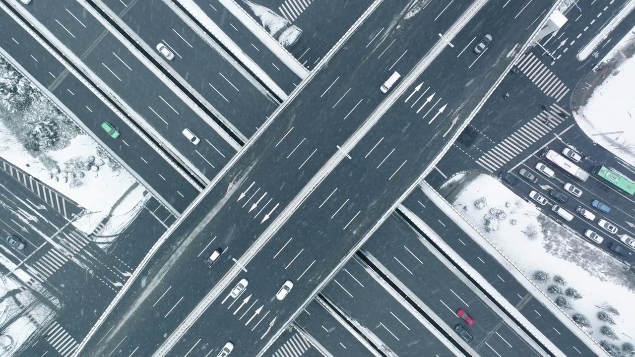 冬季立交桥上的雪花鸟瞰图视频素材