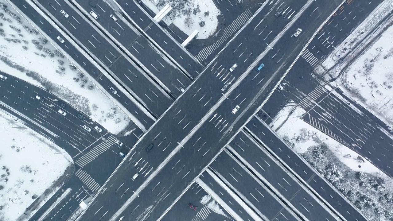 冬季立交桥上的雪花鸟瞰图视频素材