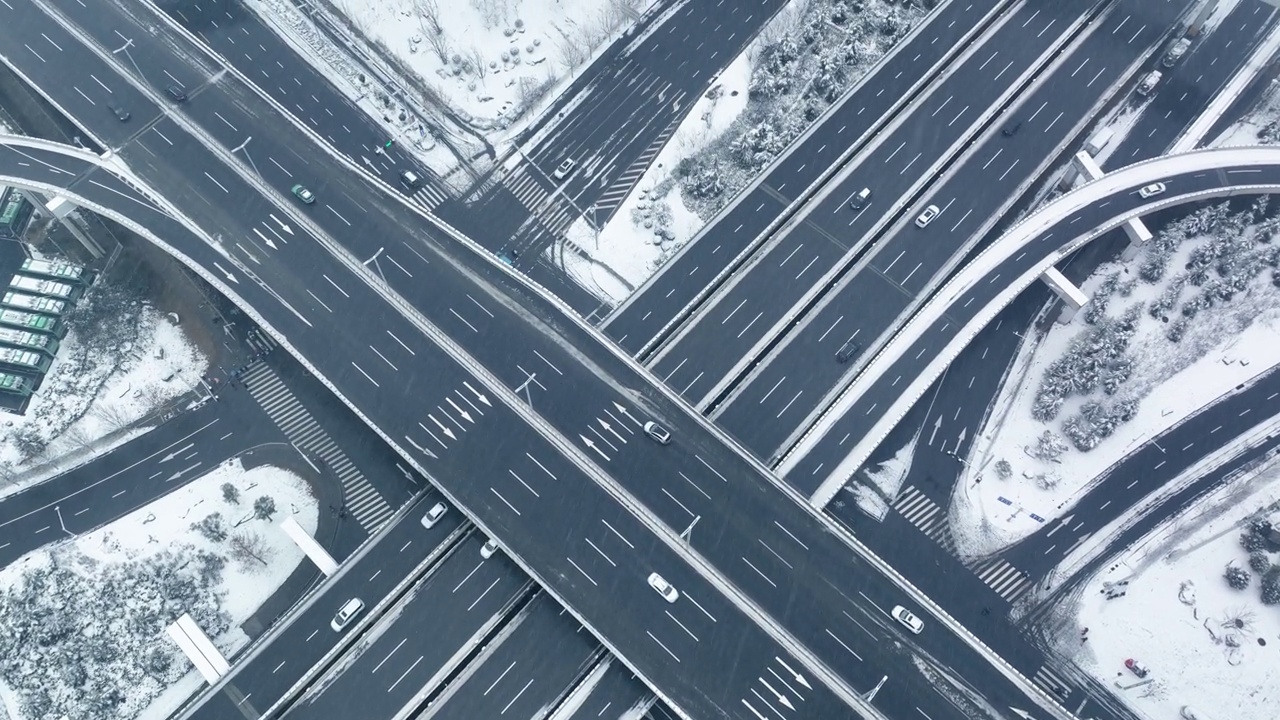 冬季立交桥上的雪花鸟瞰图视频素材