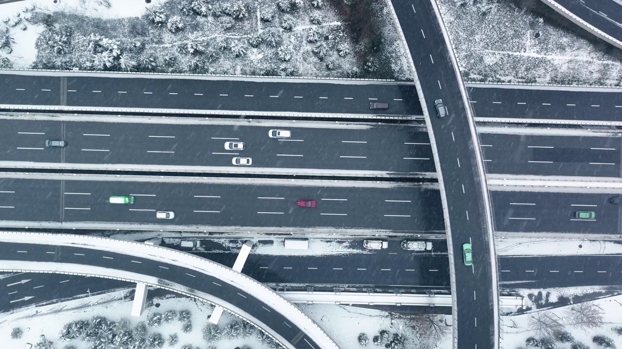 冬季立交桥上的雪花鸟瞰图视频素材