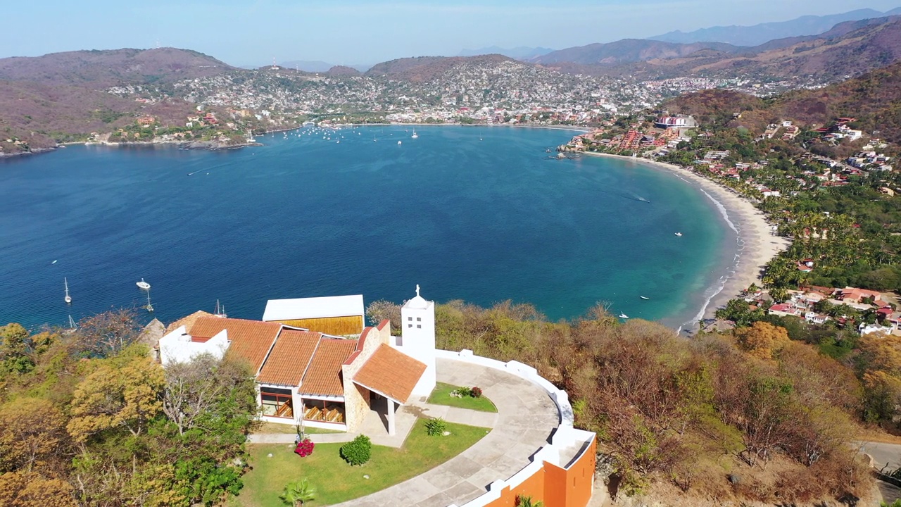 墨西哥的Zihuatanejo和Playa la Ropa海滩的鸟瞰图和缓慢的淘金视频素材