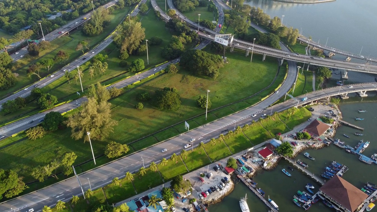 鸟瞰沿海高速公路上的汽车交通情况视频素材