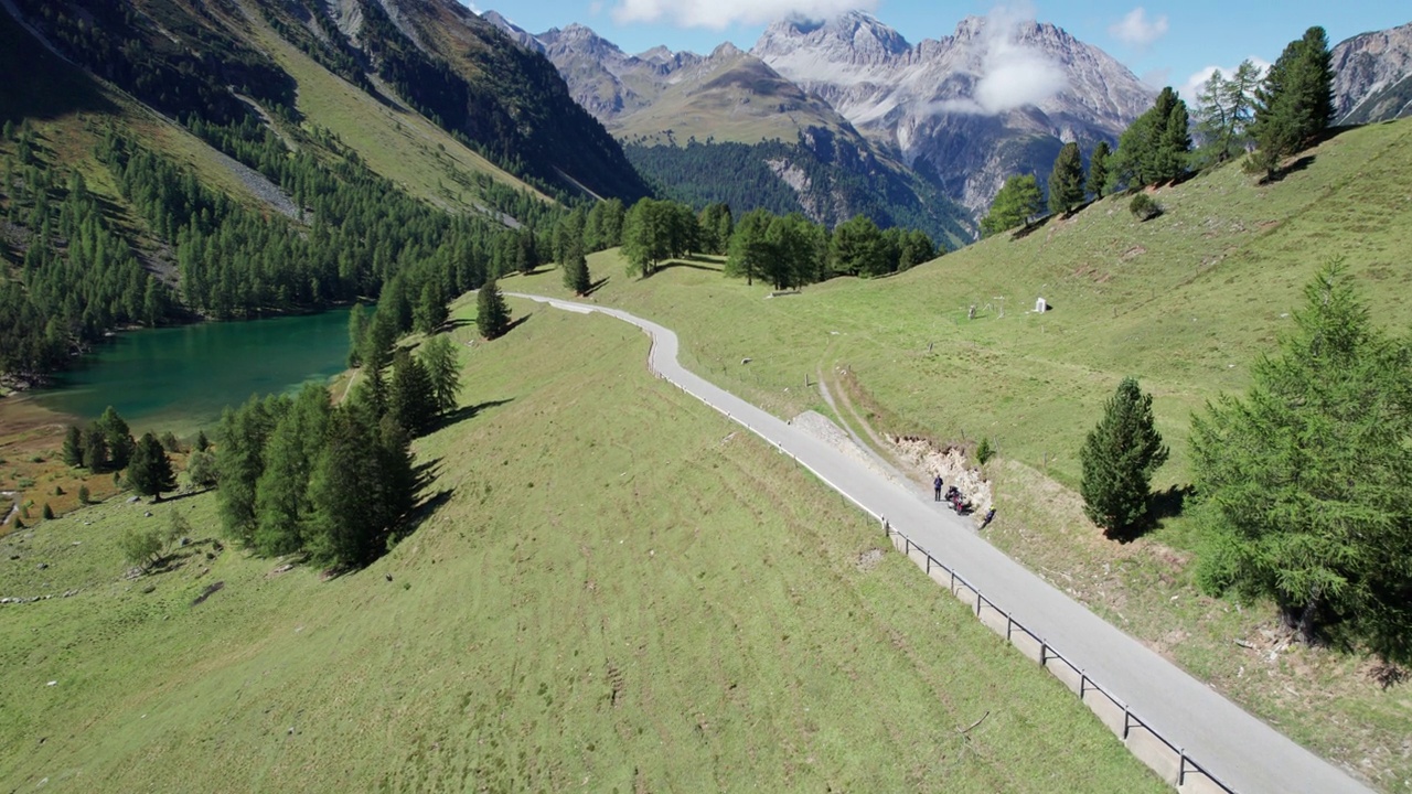 在瑞士阿尔卑斯山Albulapass，鸟瞰山谷与高山Palpuogna湖视频素材