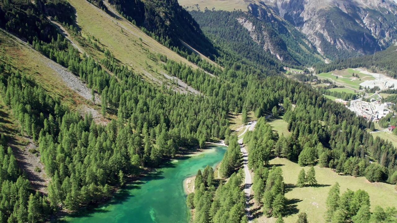 在瑞士阿尔卑斯山Albulapass，鸟瞰山谷与高山Palpuogna湖视频素材