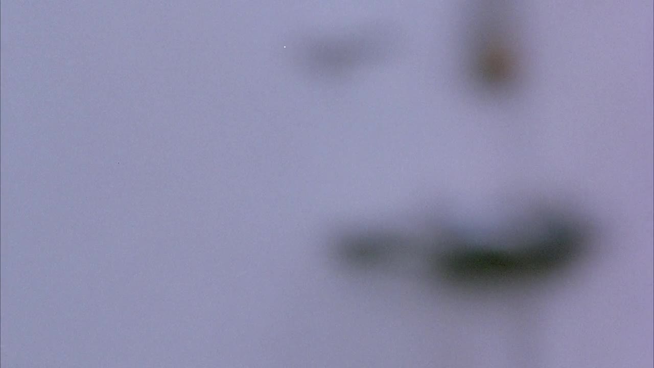 将室外楼梯往后拉，有男子正在下楼。被过往车辆遮挡的视野。视频素材画面2