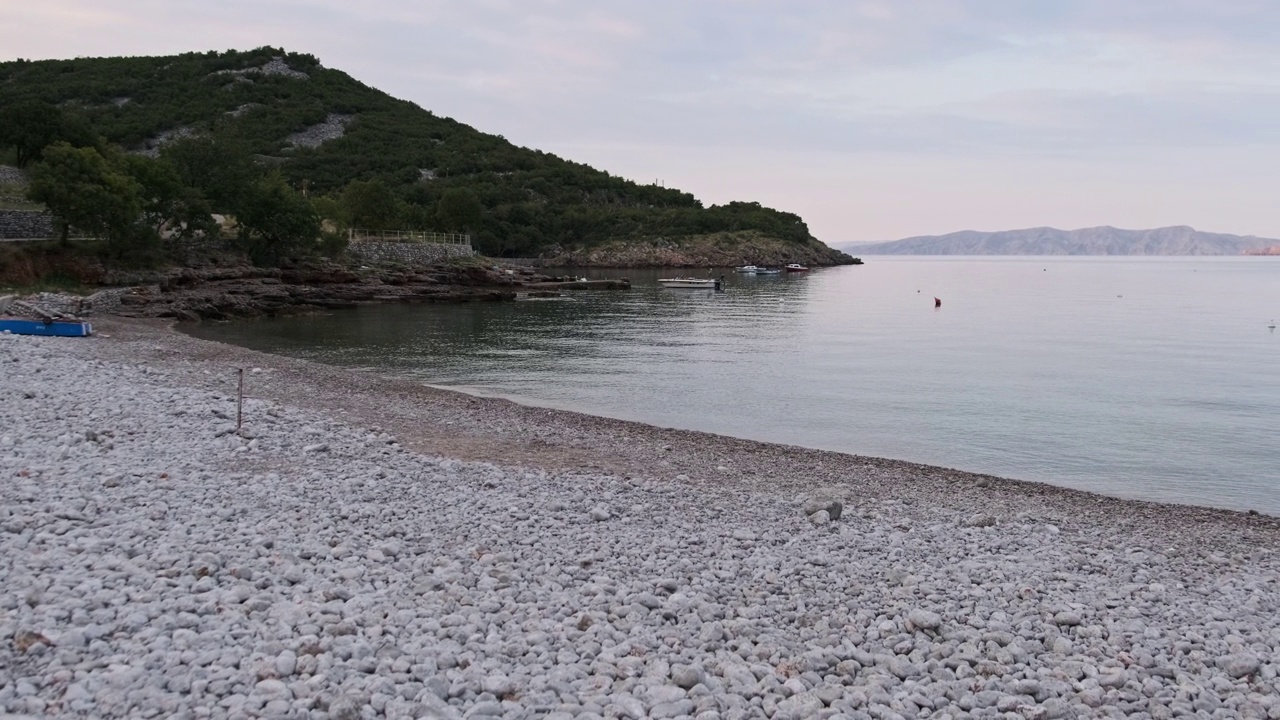 克罗地亚海岸和圆石滩，清晨水上摩托艇视频素材