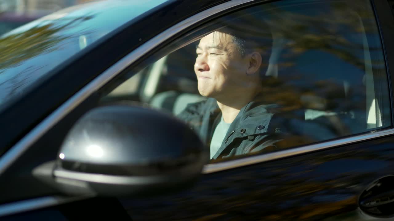 一个愤怒的亚洲人站在交通堵塞中，嘟嘟声和匆忙。坐在车里视频素材