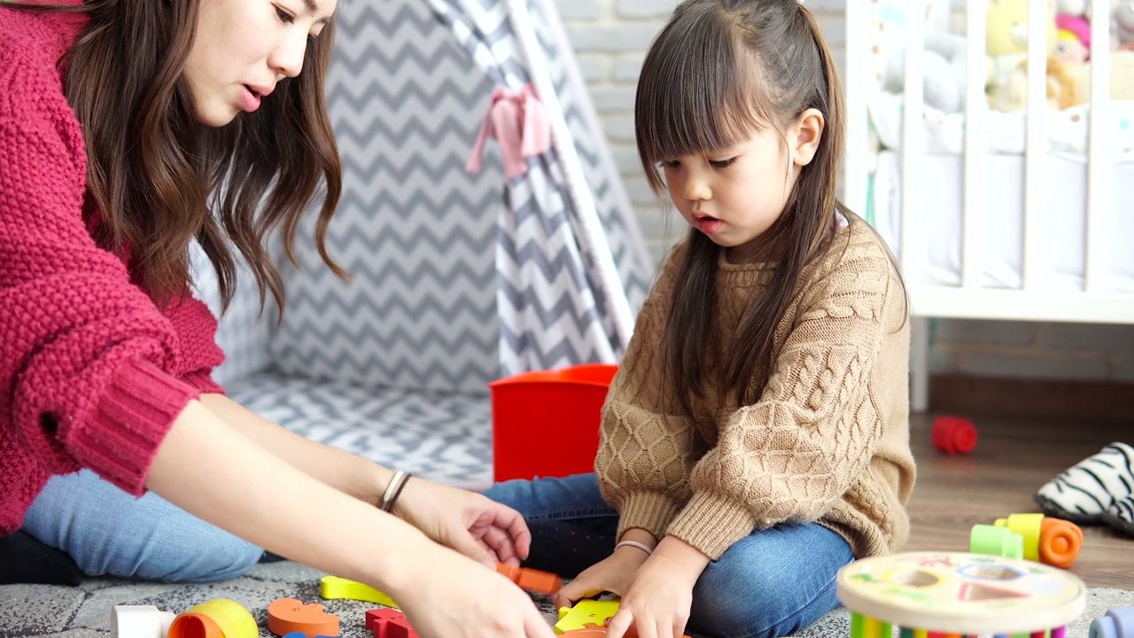 母女俩在孩子们的房间里玩耍视频素材