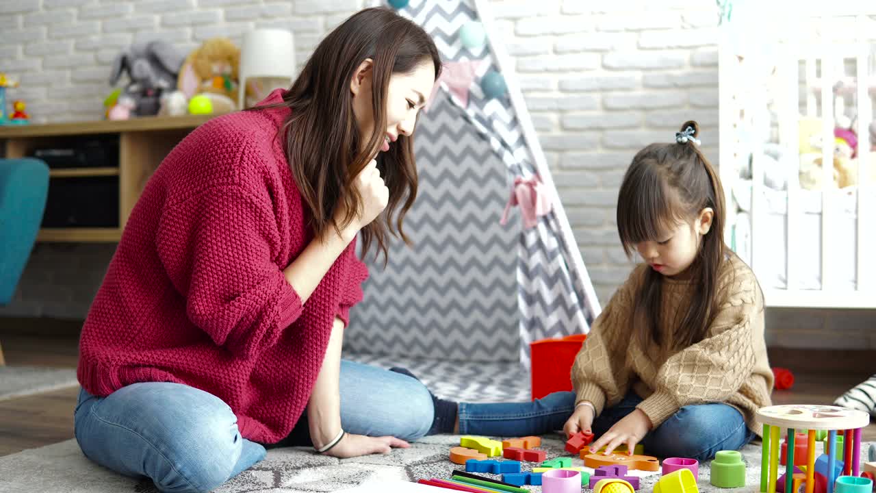 母女俩在孩子们的房间里玩耍视频素材