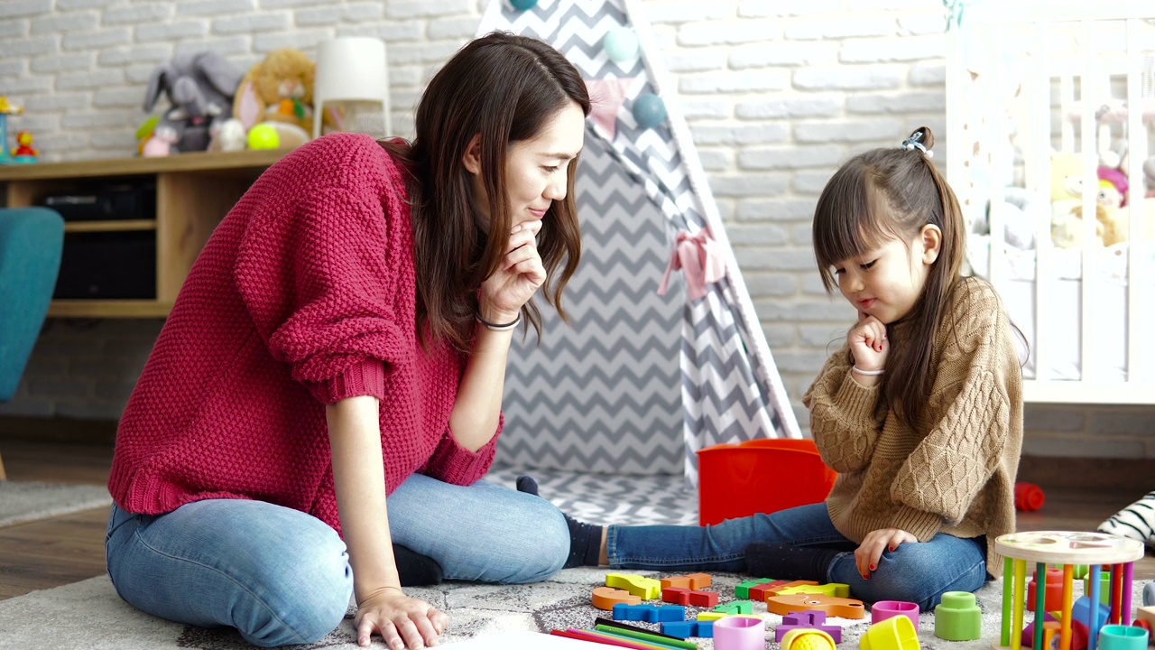 母女俩在孩子们的房间里玩耍视频素材