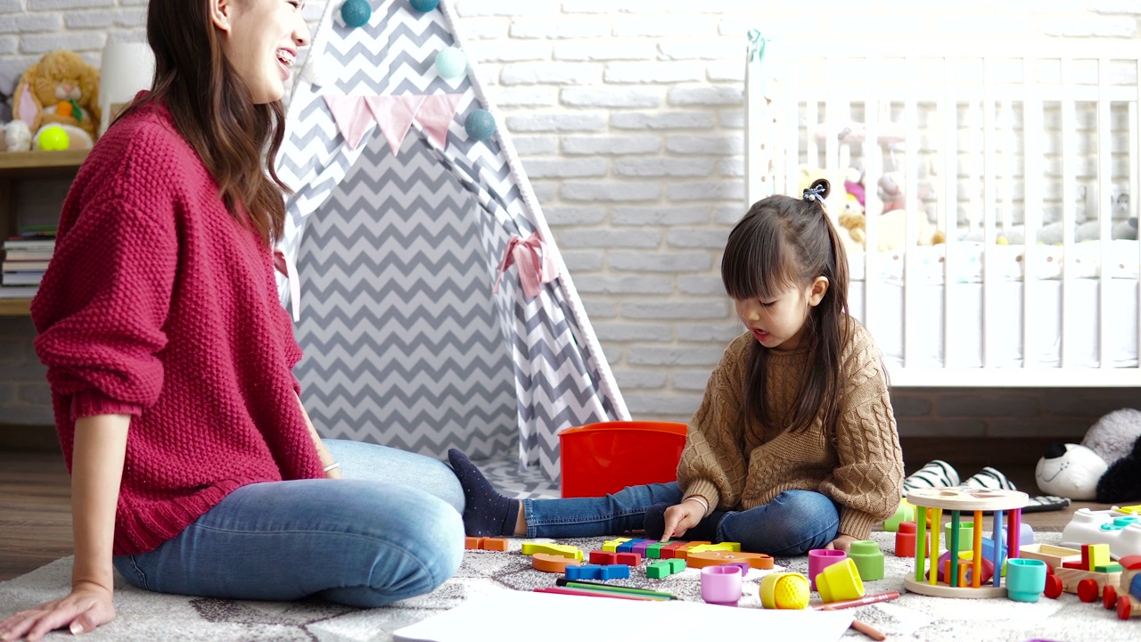 母女俩在孩子们的房间里玩耍视频素材