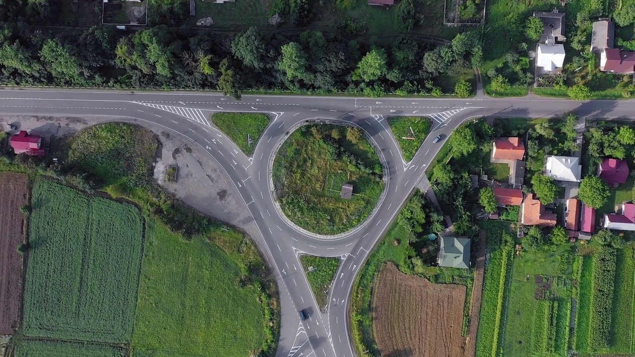 环行交通上的汽车和卡车的环行道路鸟瞰图。视频素材