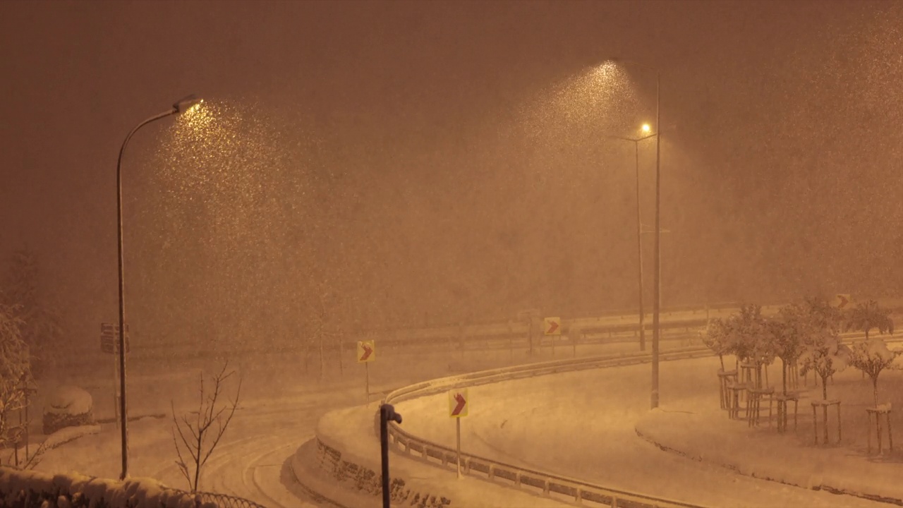 黄色路灯下的暴风雪。视频素材