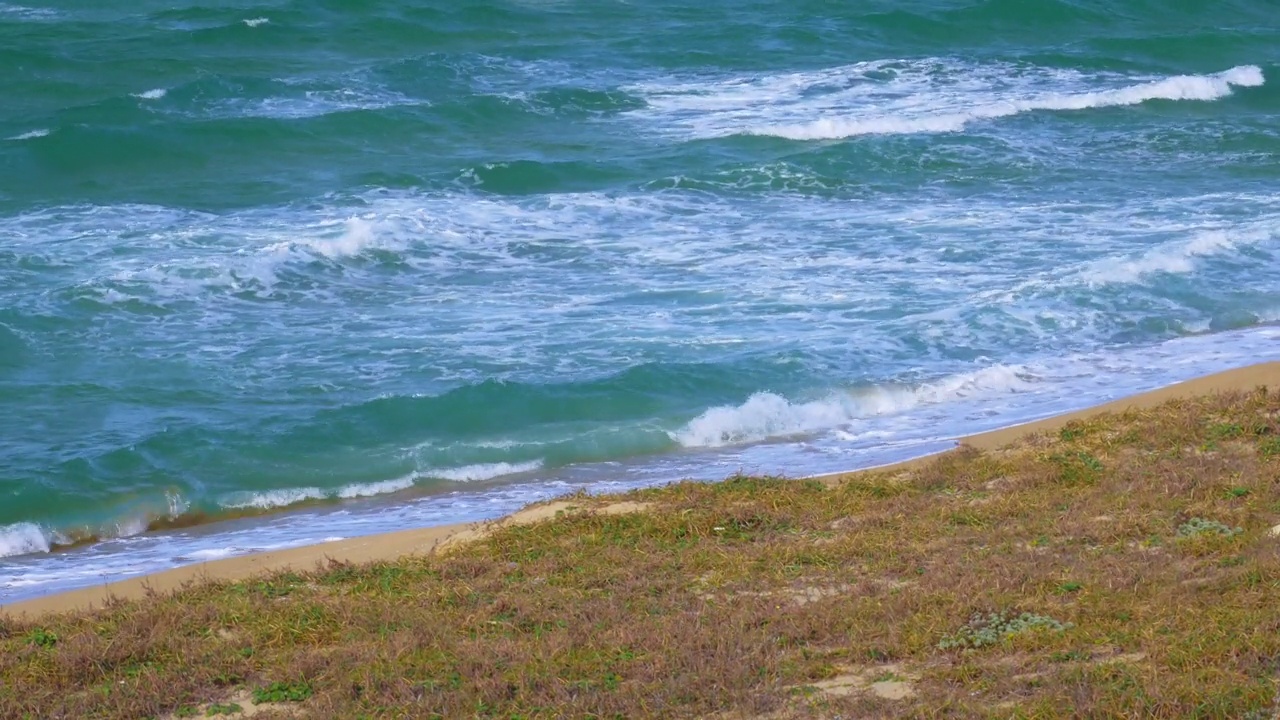 海景，大浪冲击沙滩视频素材