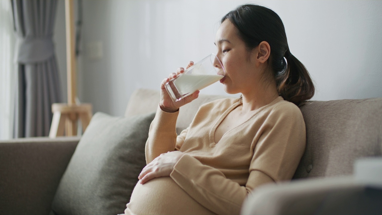 孕妇喝牛奶视频素材