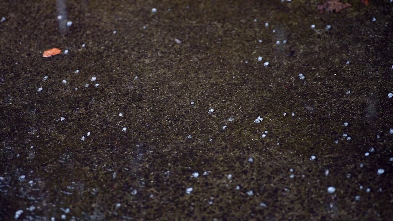 雨水落在一堵混凝土墙上视频素材