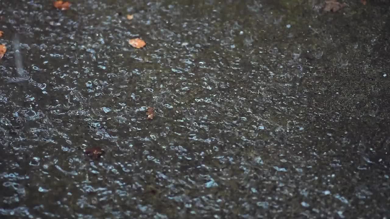 雨水落在水泥地上视频素材