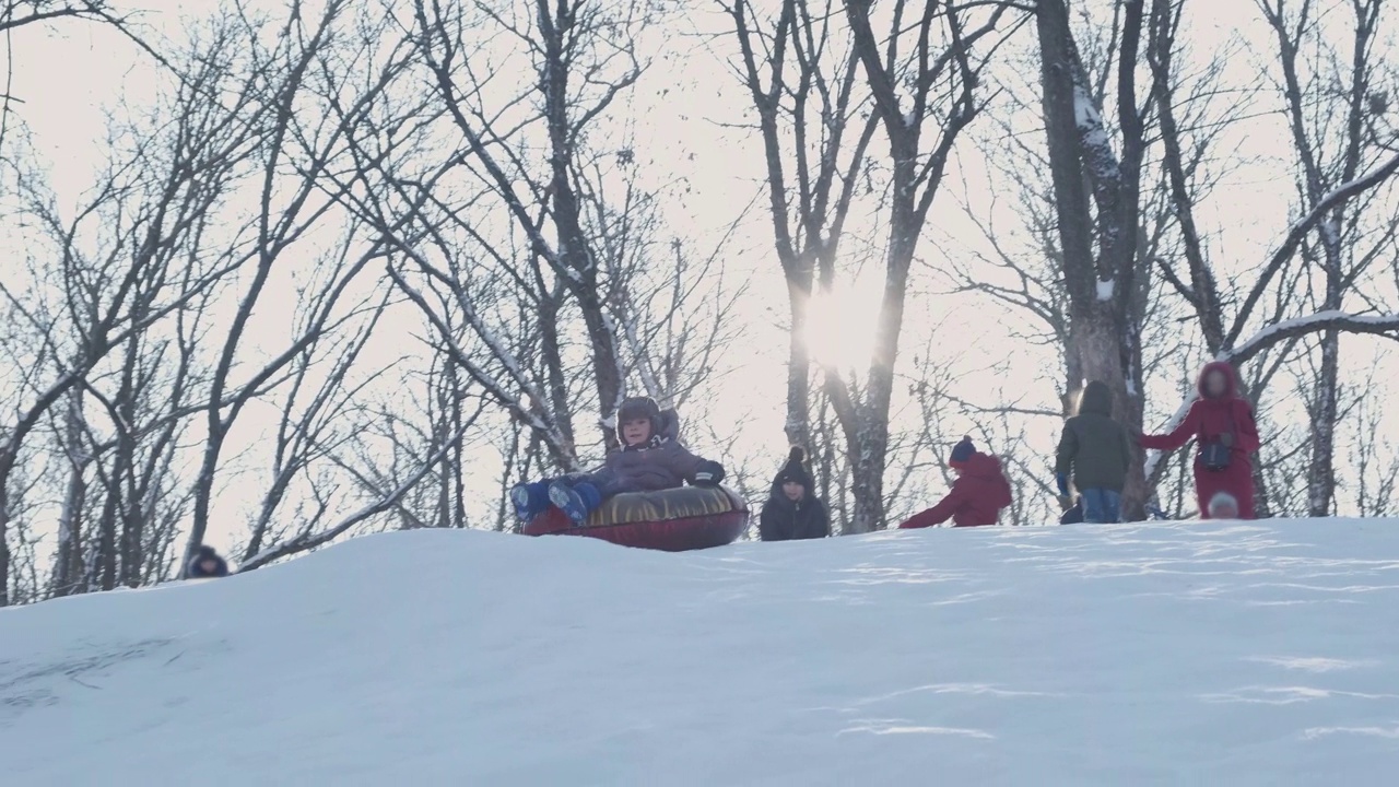 微笑的孩子们在户外玩雪。视频素材