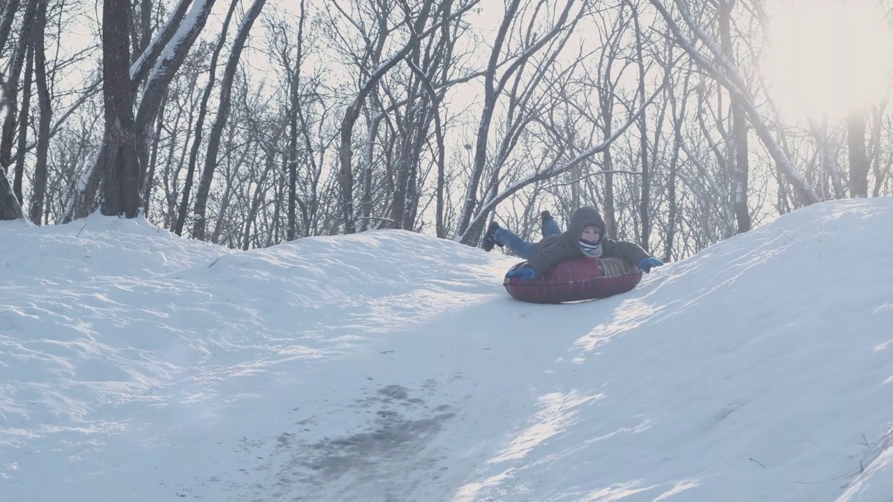 微笑的孩子们在户外玩雪。视频素材