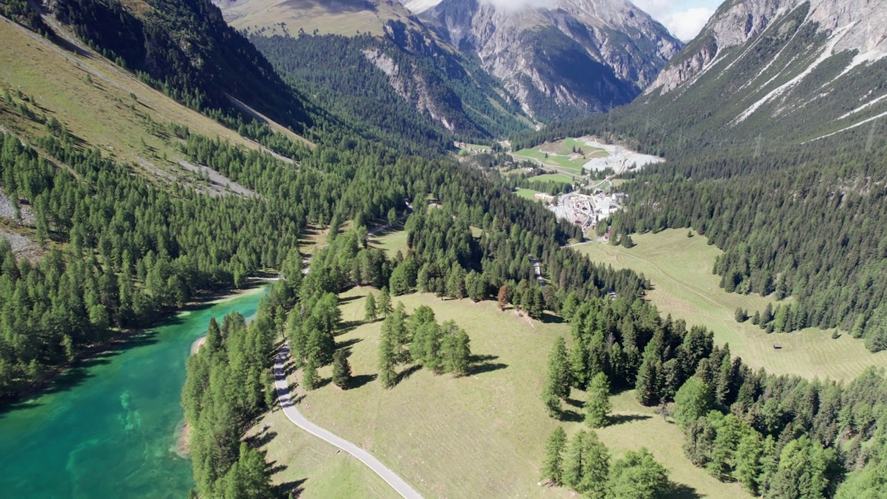 在瑞士阿尔卑斯山Albulapass，鸟瞰山谷与高山Palpuogna湖视频素材