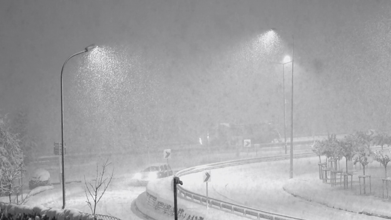 街灯下的暴风雪。危险的降雪视频素材