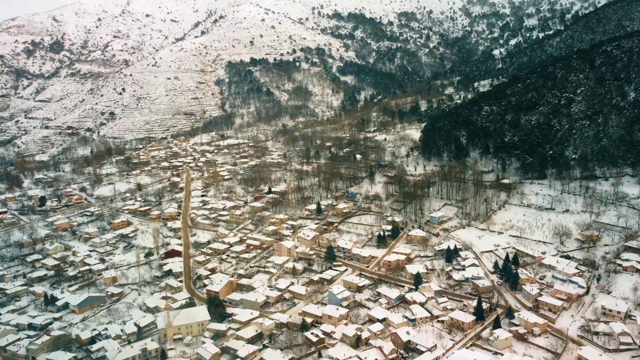 冬天在Bozdag山上的景象。房子和街道被雪覆盖着。Odemis,伊兹密尔,土耳其视频素材