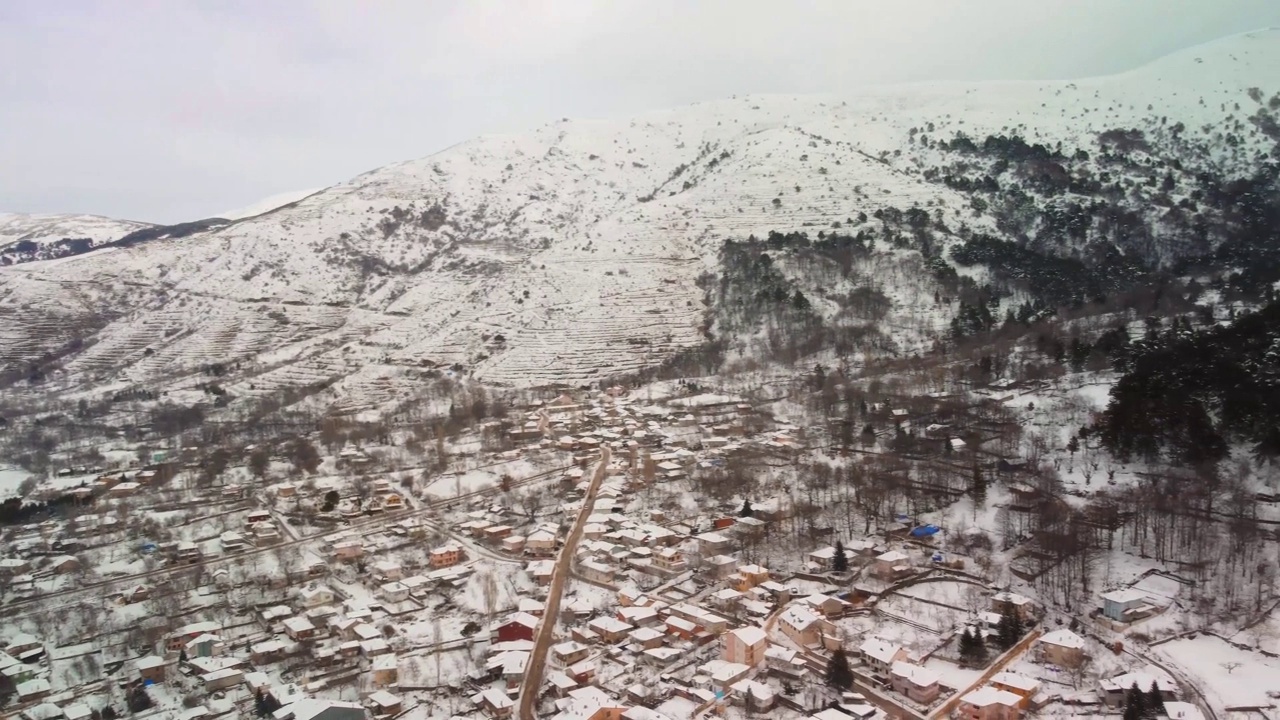 冬天在Bozdag山上的景象。房子和街道被雪覆盖着。Odemis,伊兹密尔,土耳其视频素材