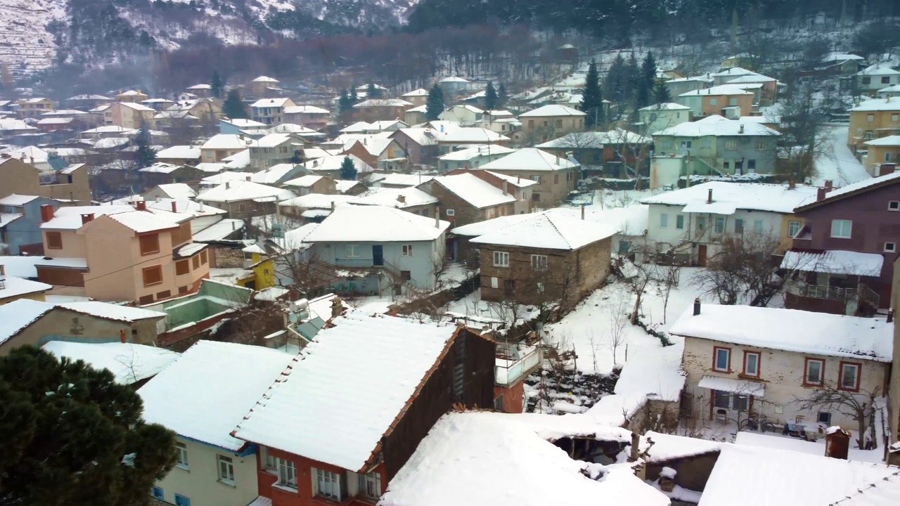 冬天在Bozdag山上的景象。房子和街道被雪覆盖着。Odemis,伊兹密尔,土耳其视频素材