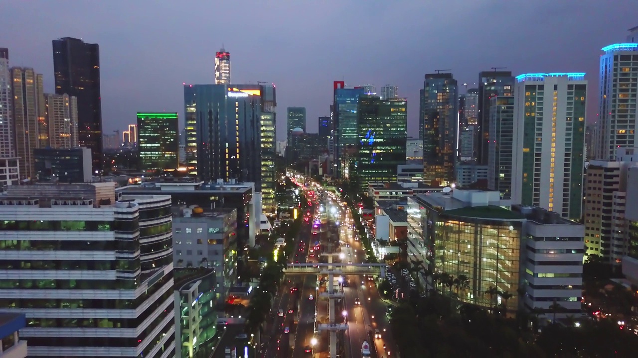 夜晚的高速公路和现代化办公楼视频素材