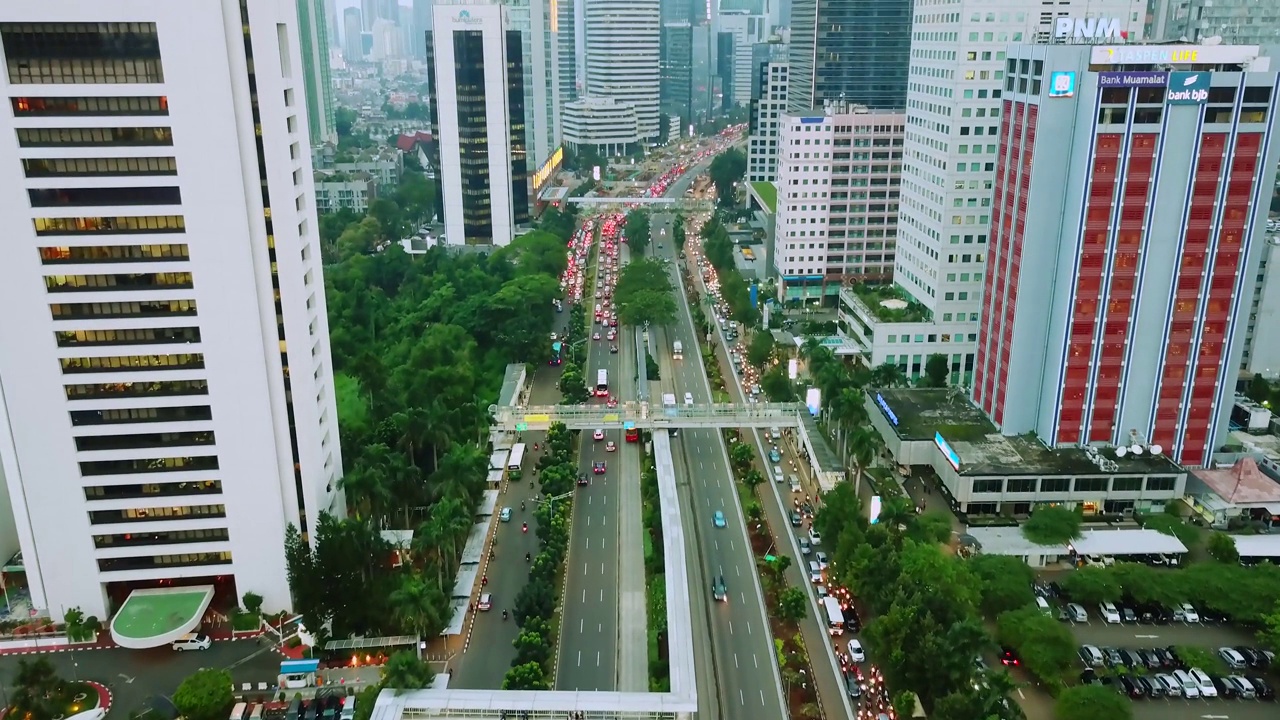 无人机拍摄雅加达繁忙的高速公路视频素材