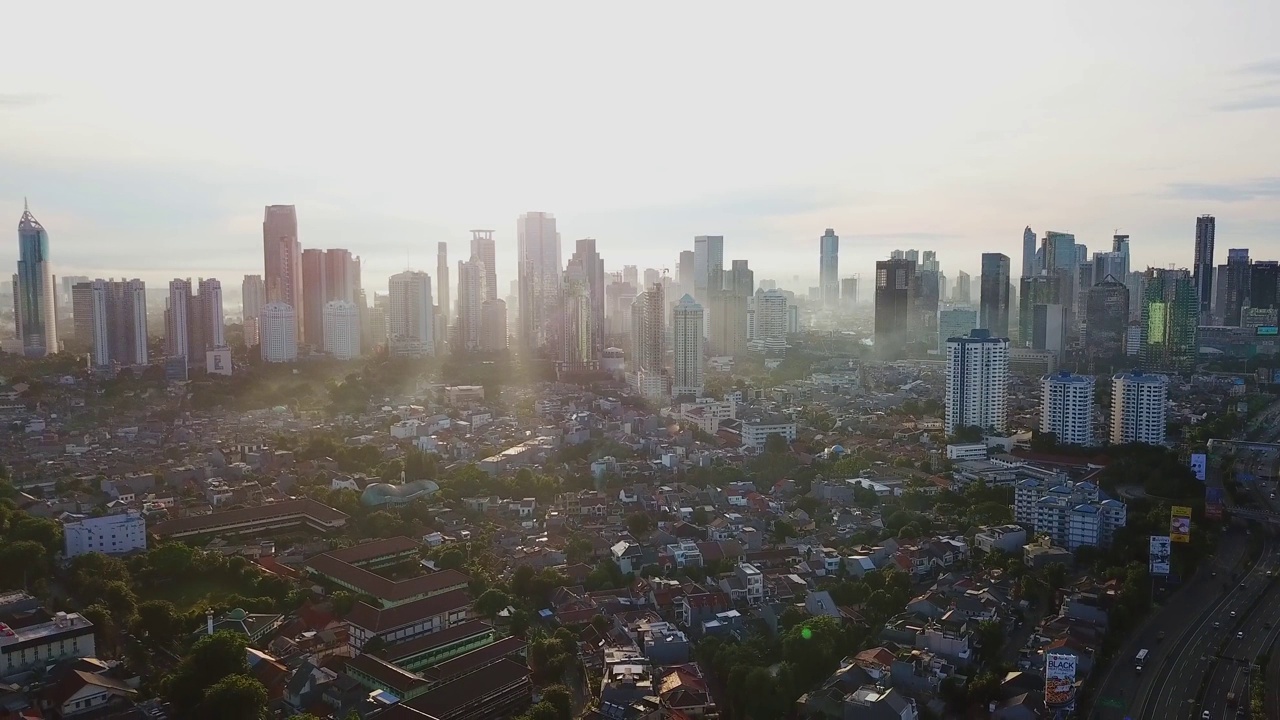 雅加达雾蒙蒙的早晨，美丽的城市风景视频素材