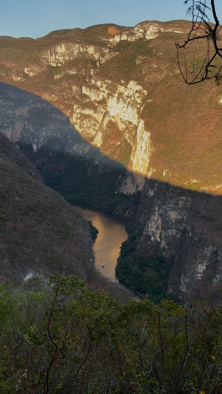 俯瞰苏米德罗峡谷视频素材