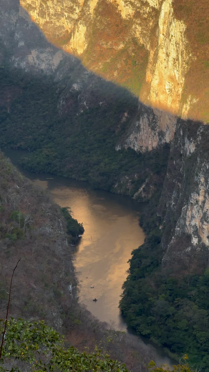 俯瞰苏米德罗峡谷视频素材