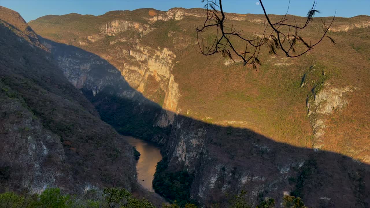 俯瞰苏米德罗峡谷视频素材