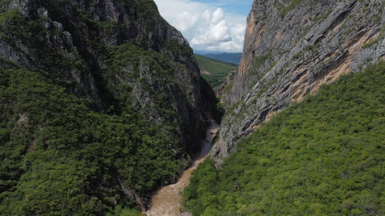 该峡谷的航拍Tonalá被称为圣多明戈峡谷，也被称为波开隆峡谷视频素材