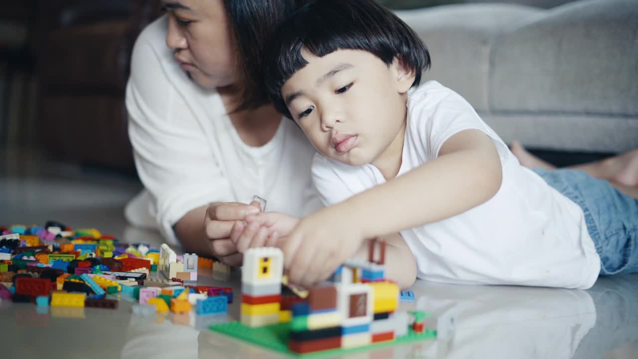 小男孩和妈妈玩塑料积木视频素材