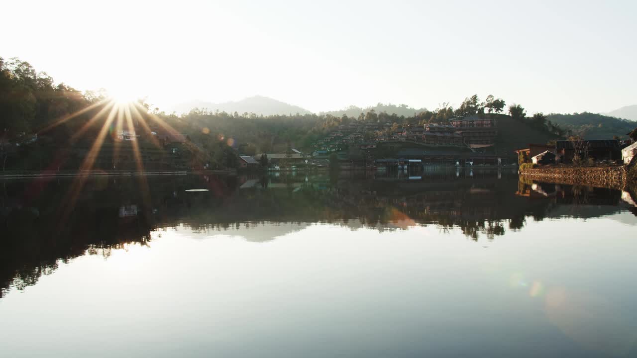 风景如画的自然湖滨与日落阳光闪耀在晚上在班洛泰村的背景山山，湄洪儿子，泰国北部视频素材