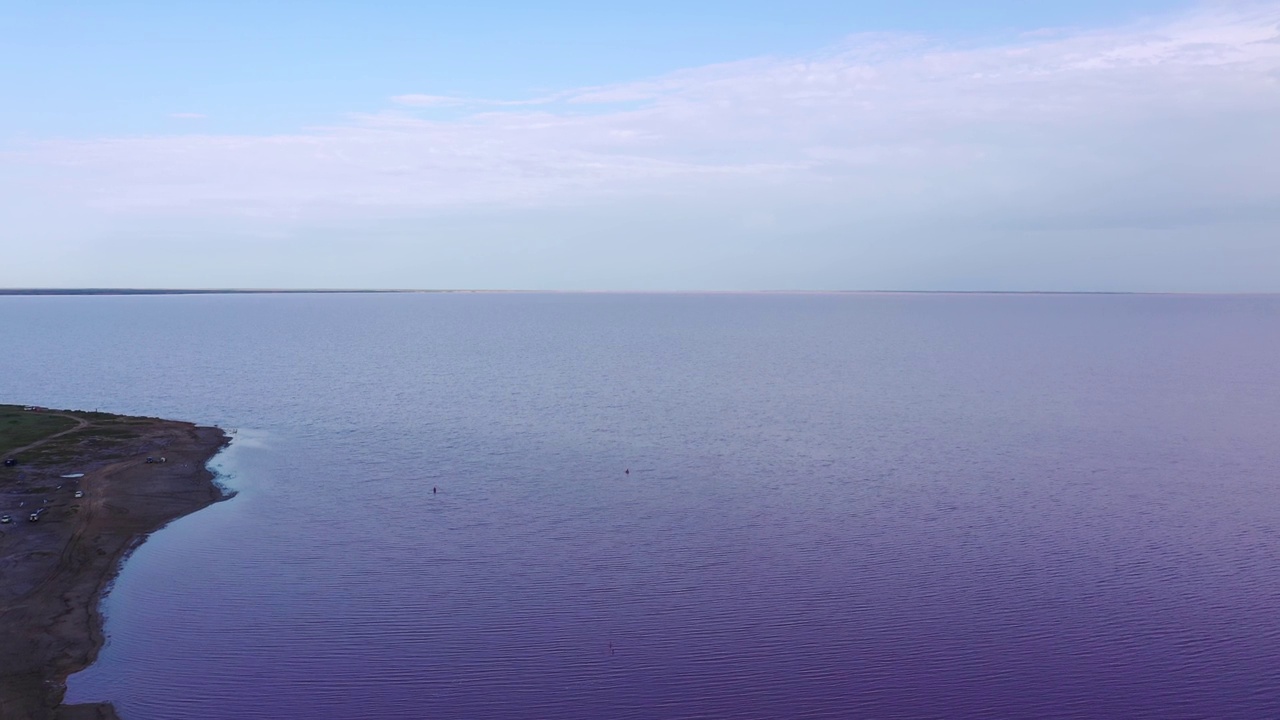 鸟瞰粉色湖的湖岸。视频素材