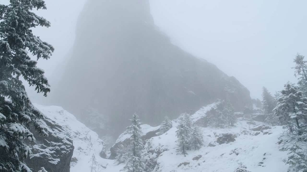 在冬天的时候，山上的暴风雪，令人惊叹的美丽的天气视频素材