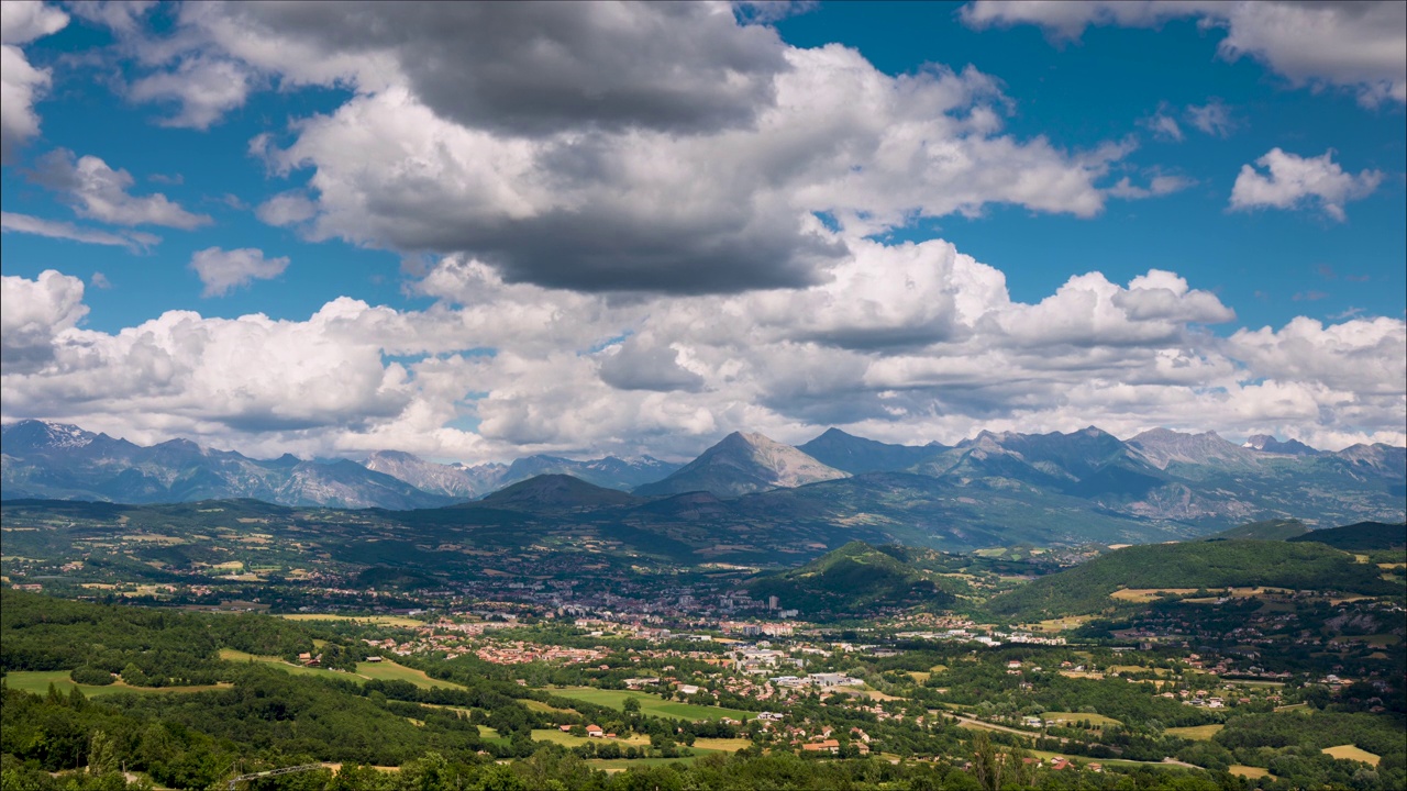 夏天的Gap市，可以看到Ecrins国家公园的山脉。Hautes-Alpes(阿尔卑斯山脉),法国视频下载