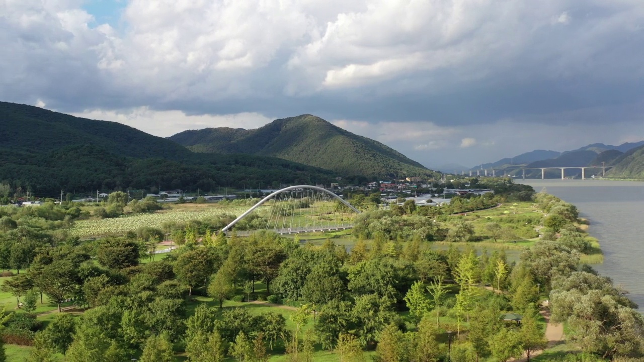 位于韩国京畿道南阳州市的市中心风景，靠近水花园和北江视频素材